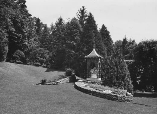 Pavilion and view into Ronde Point. Pavilion and view into Ronde Point.