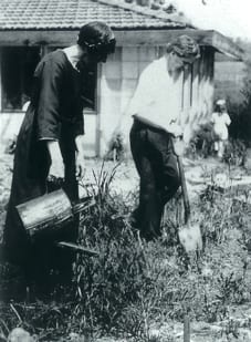 Marion Mahony Griffin and Walter Burley Griffin in their garden at Melbourne, ca 1918 Marion Mahony Griffin and Walter Burley Griffin in their garden at Melbourne, ca 1918