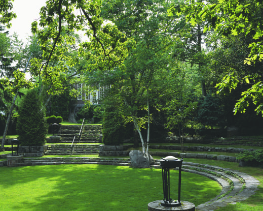 Camden Amfitheater, view to library. Camden, ik. Foto door Carol Betsch, 2014.