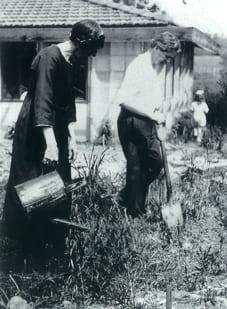 Marion Mahony Griffin and Walter Burley Griffin in their garden at Melbourne, ca 1918